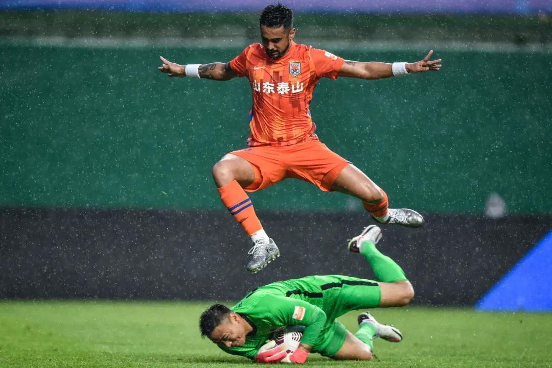 وسام أبو علياللاعب الجديد الذي سينقل النادي الأهلي إلى آفاق جديدة